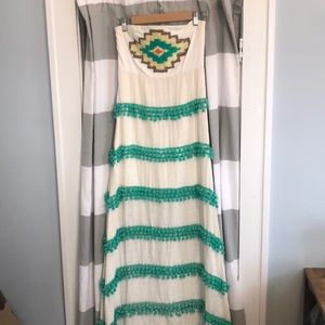 🌺 Fun Pom Pom Strapless Maxi Dress